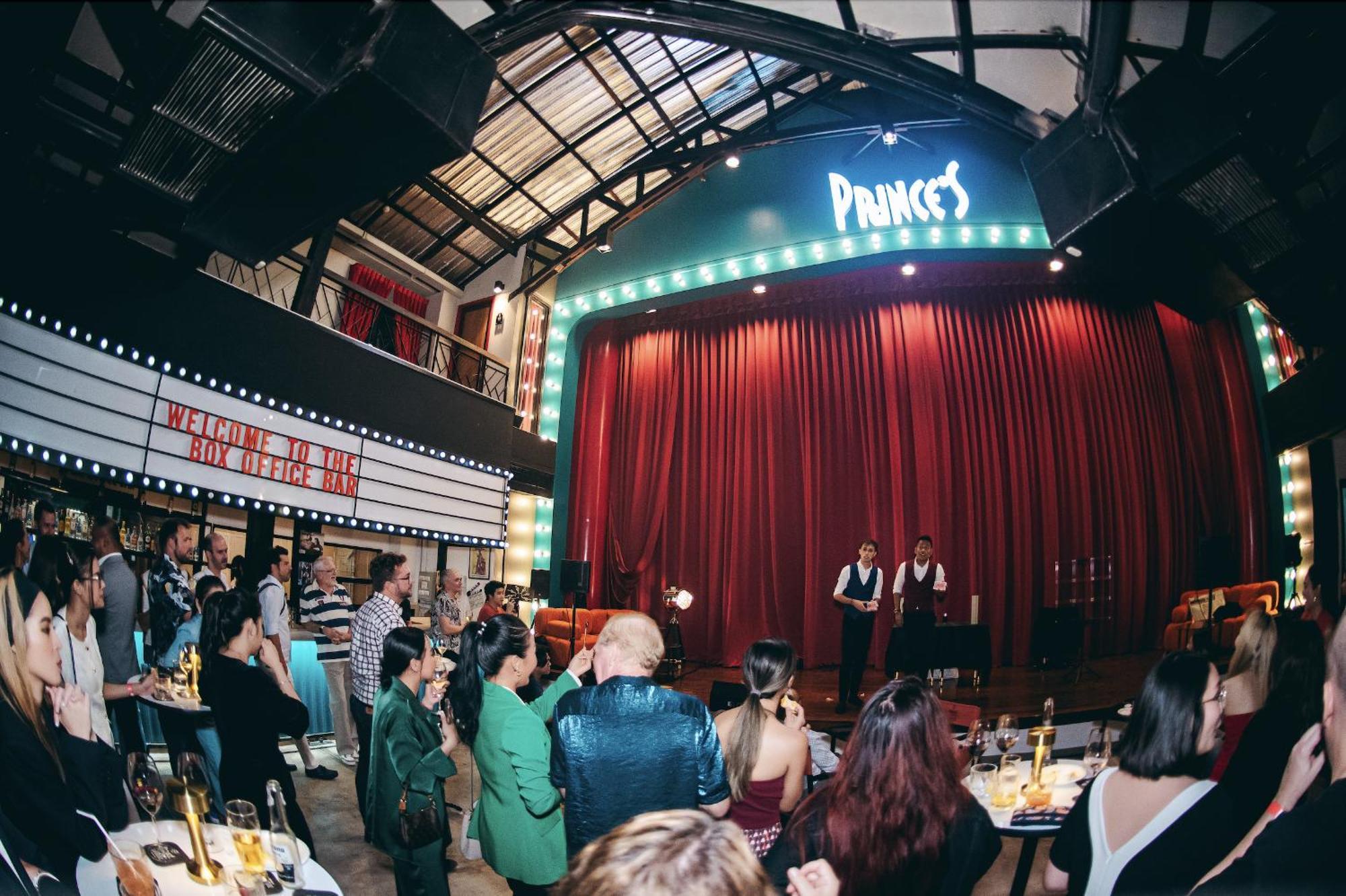 Prince Theatre Heritage Stay Hostel - Silom Bangkok Luaran gambar