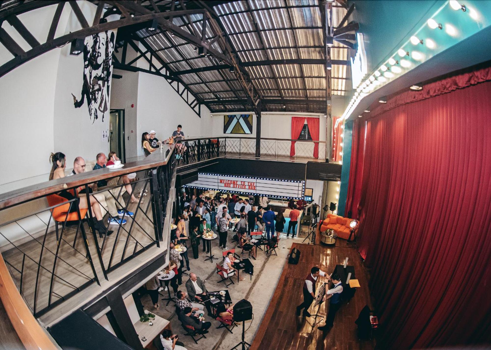 Prince Theatre Heritage Stay Hostel - Silom Bangkok Luaran gambar