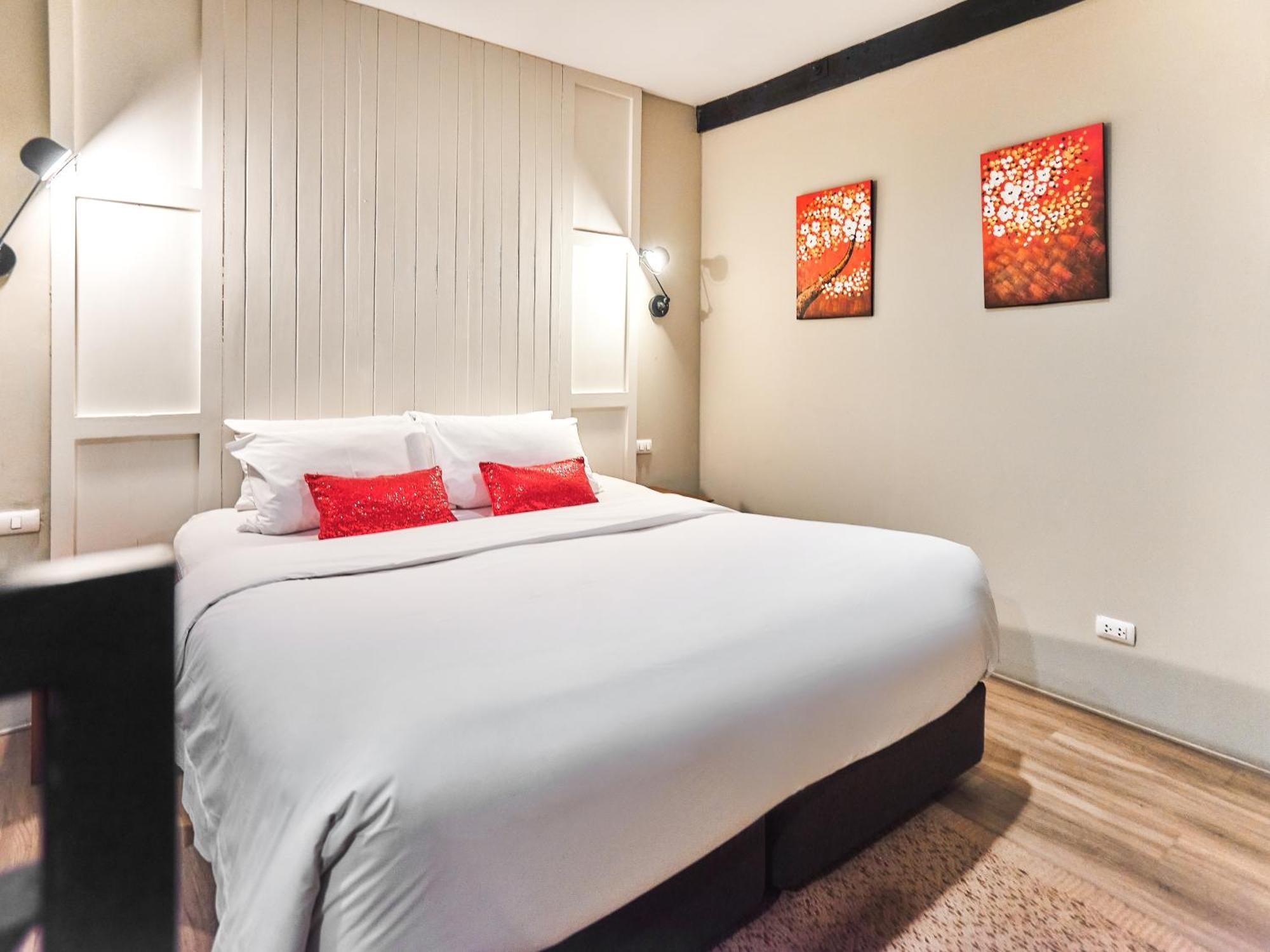 Prince Theatre Heritage Stay Hostel - Silom Bangkok Luaran gambar