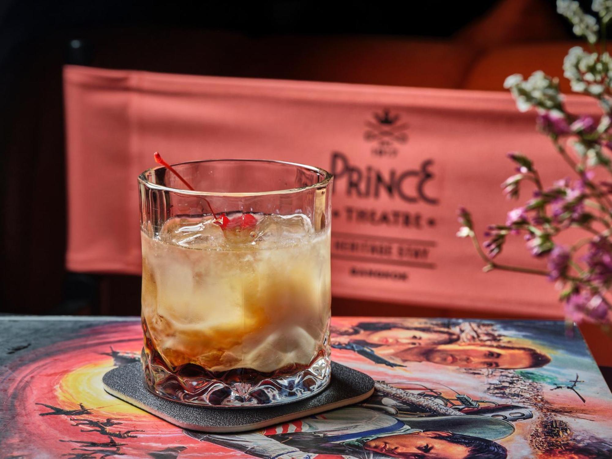 Prince Theatre Heritage Stay Hostel - Silom Bangkok Luaran gambar